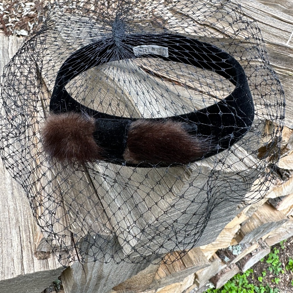Elegant Vintage Early 1960s Hat